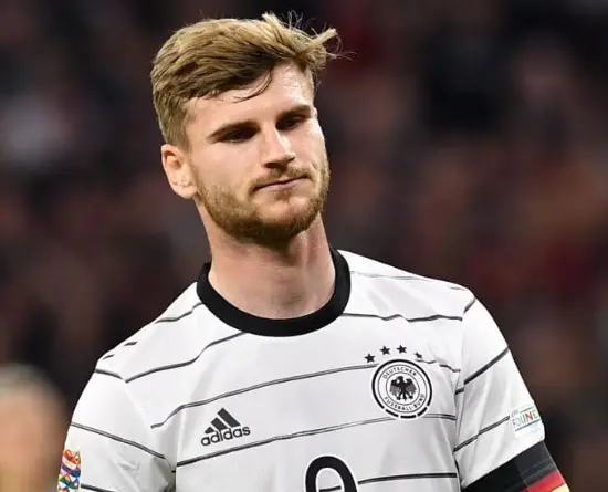 손흥민- 흰 유니폼을 입고 아쉬운 표정을 짓는 베르너