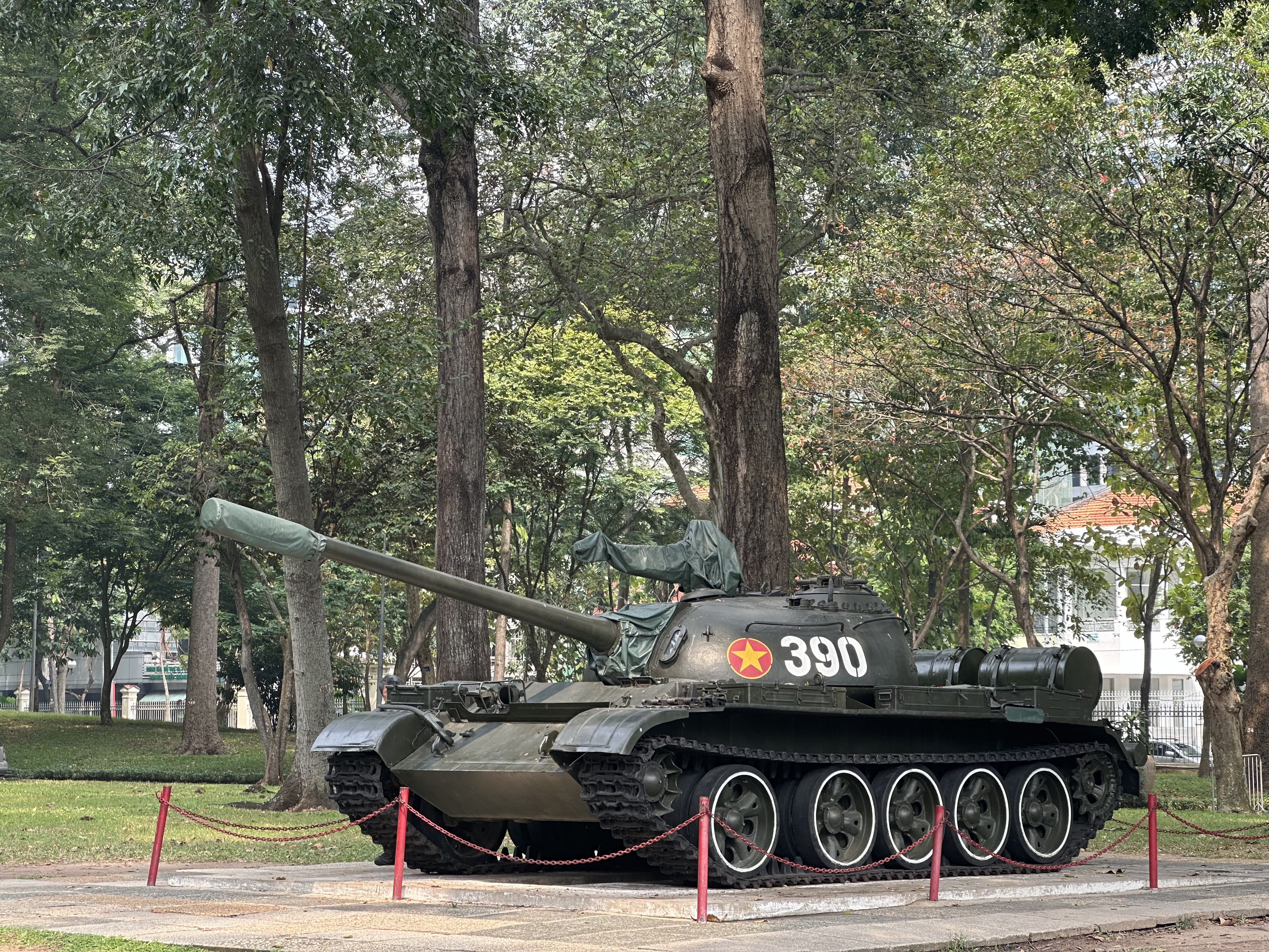 독립궁에 진입한 탱크