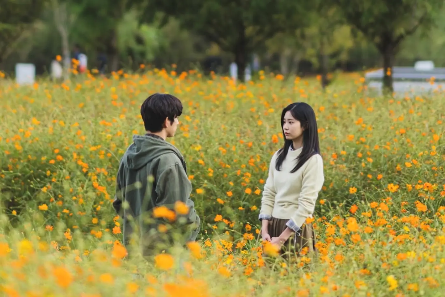 드라마 샤이닝 9회 10회 결말 해석, 꽃밭에서 거리를 두고 마주 선 연태서(박진영)와 모은아(김민주)의 엇갈린 타이밍과 심리적 단절