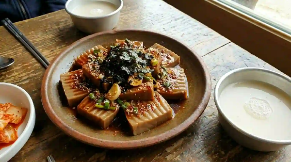 식탁 위에 놓여 있는 도토리묵 무침