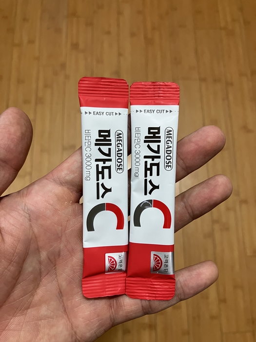 고려은단 메가도스C 3000mg 비타민C 스틱 2개 전면 포장, EASY CUT 표시가 보이는 디자인