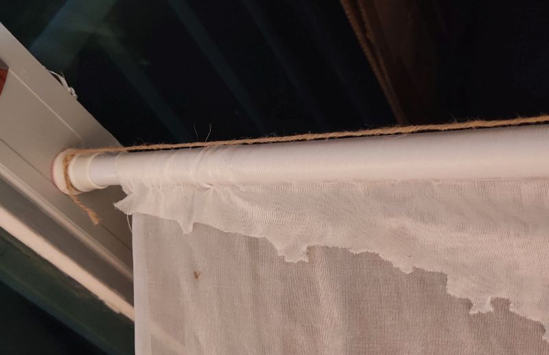 압축봉을 앉은키 높이로 낮추고 끝에 마끈을 묶어줌