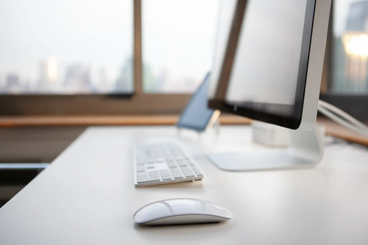 책상위에-컴퓨터와-마우스