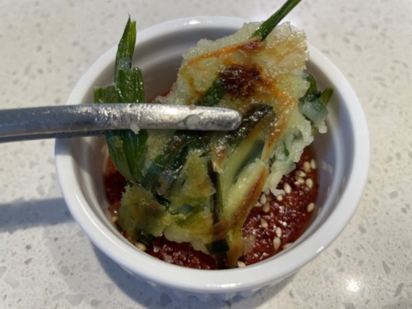 부추전 새콤한 양념장에 콕 찍어서 먹기