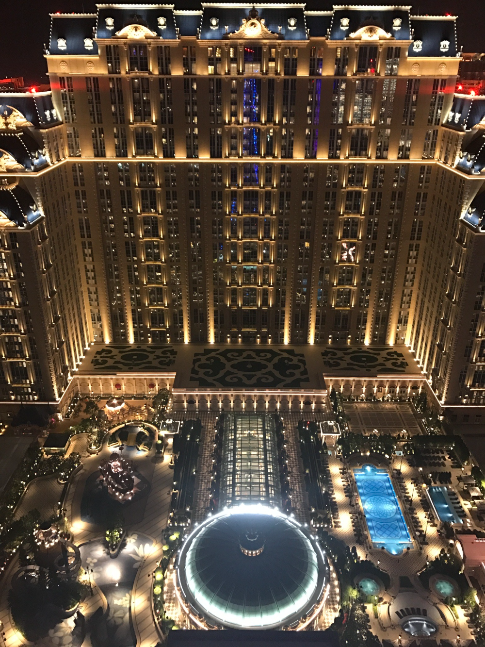 파리지앵 호텔의 정면야경