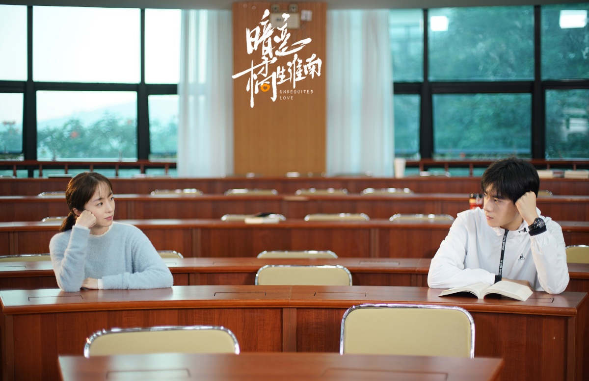 암련귤생회남-호일천과 호빙경-강의실에 떨어져서 바라보는 두사람