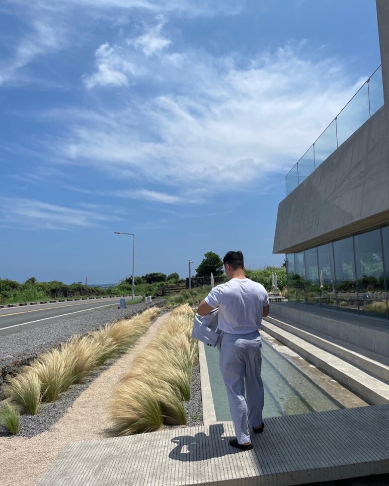 데일리룩(오뭘입) 비슬로우스탠다드 시어서커 수트&#44; 무신사스탠다드 쿨탠다드 반팔&#44; MMGL 엠엠지엘 가죽 샌들&#44; 남자데일리룩&#44; 남자데일리코디&#44; 남자데일리패션&#44; ootd