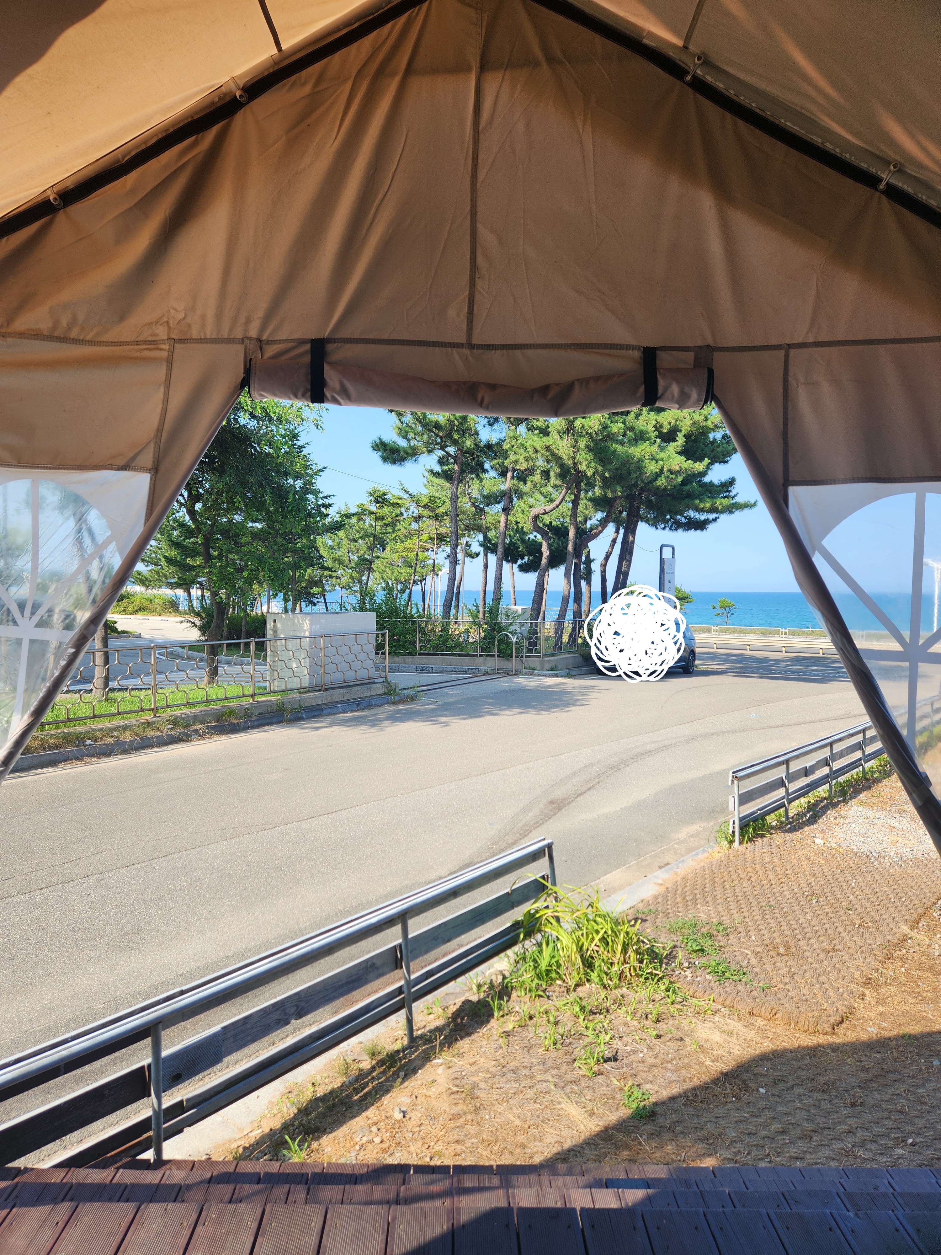 펜션 테라스_글램핑 느낌의 테라스 앞쪽으로는 동해바다가 보인다