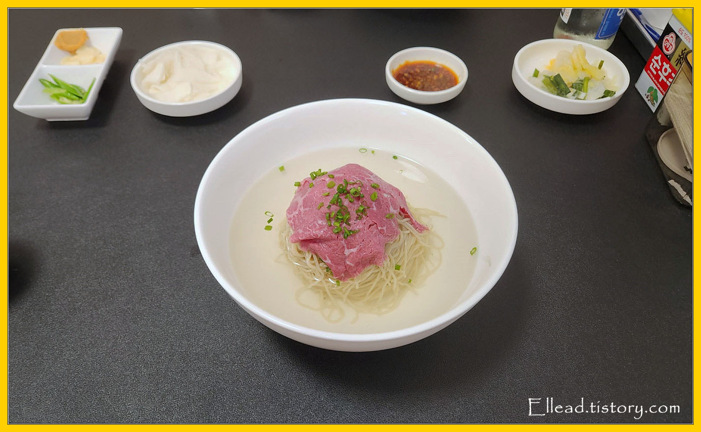 붉은 홍두깨살의 고명