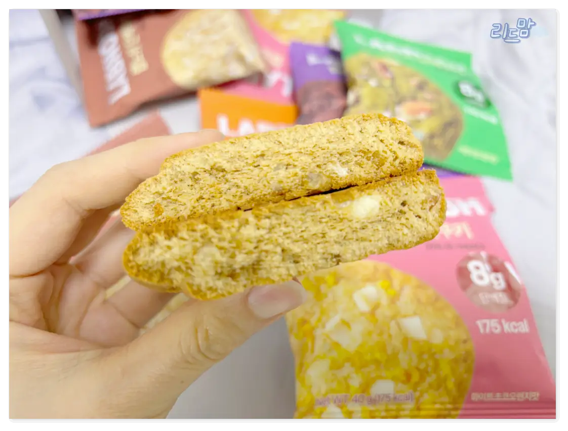 랩노쉬-단백질쿠키-화이트초코오렌지-쿠키-손-쿠키단면-퍽퍽