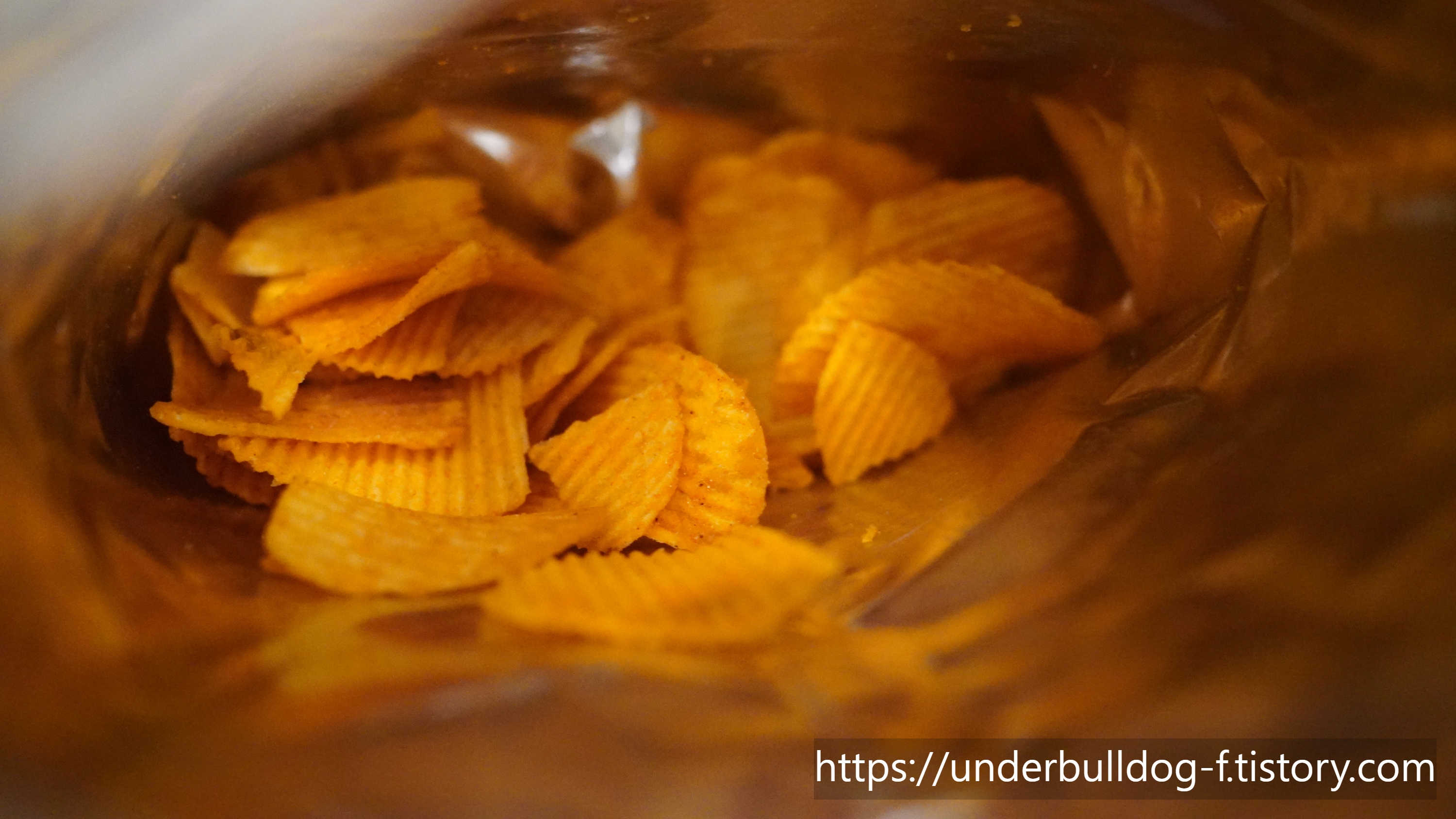 봉지 열자마자 달달짭짤한 양념 향이 올라오는 감자칩