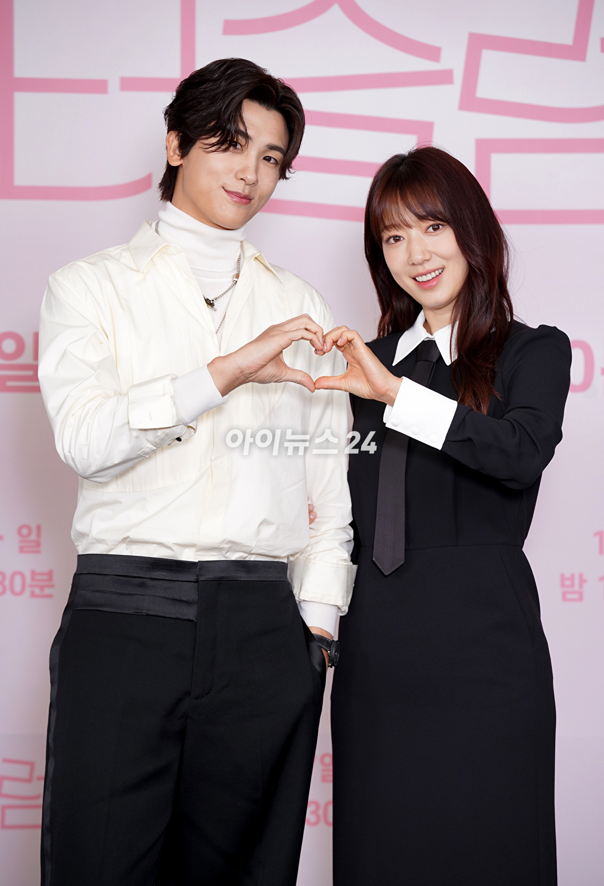 배우 박형식과 박신혜가 25일 온라인으로 진행된 JTBC 새 토일드라마 '닥터슬럼프' 제작발표회에 참석하고 있다. [사진=JTBC]