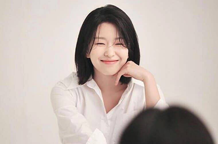 배우-윤가이