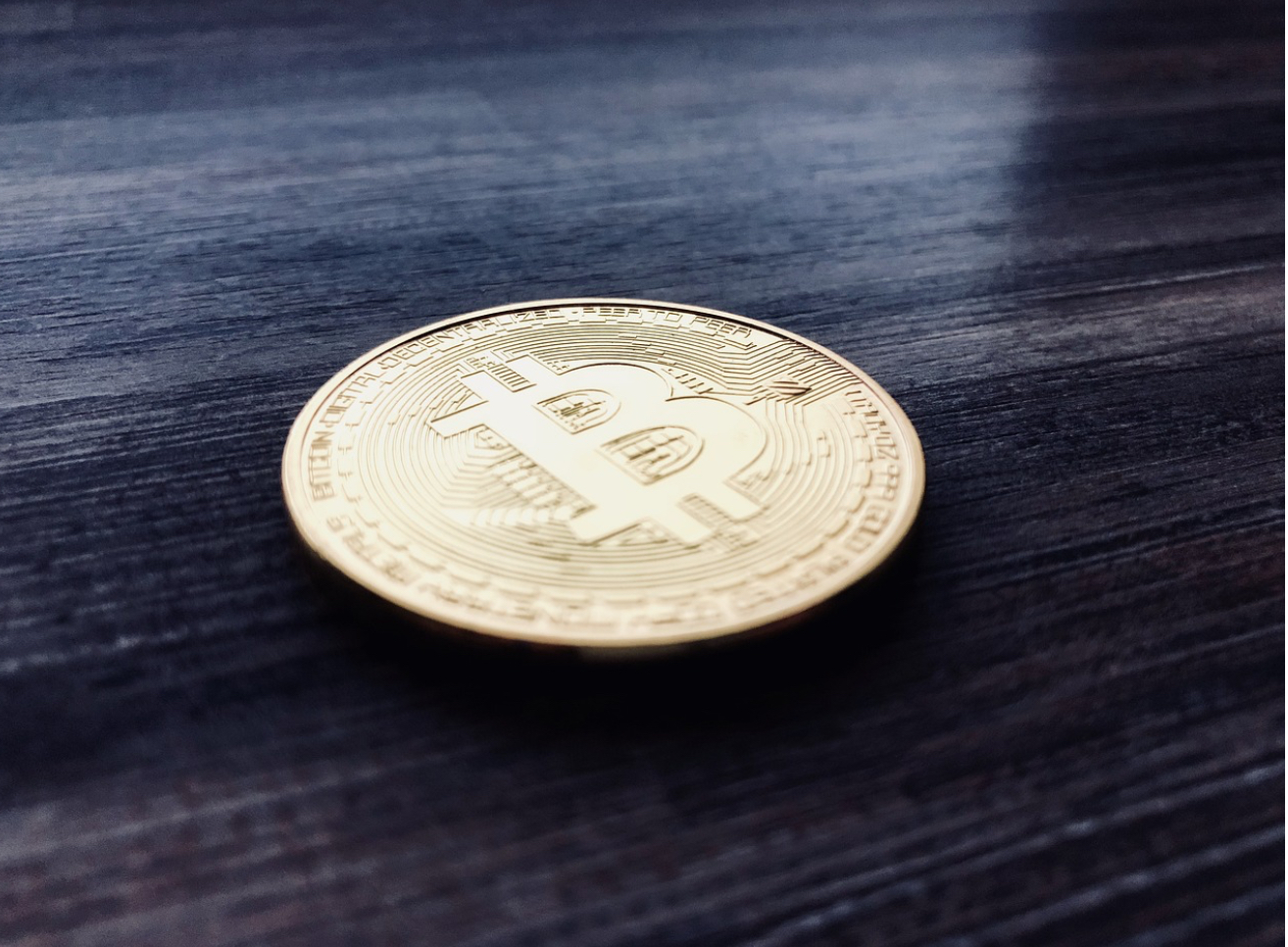 장기투자와 단기투자의 특징을 설명하는 이미지