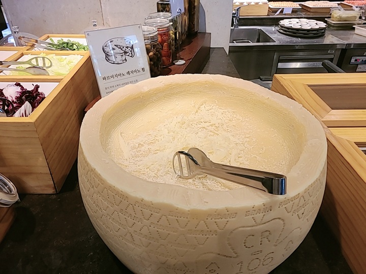 샐러드 코너 치즈