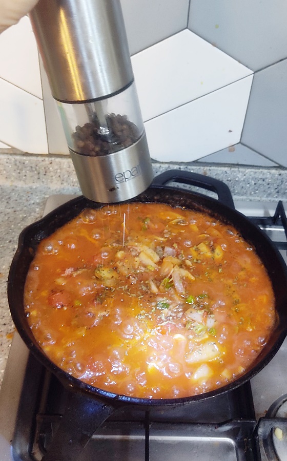 바질 파슬리 후추를 넣어준 소스