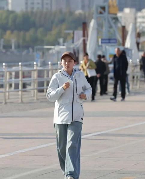 산책을하고있는모자쓴여성