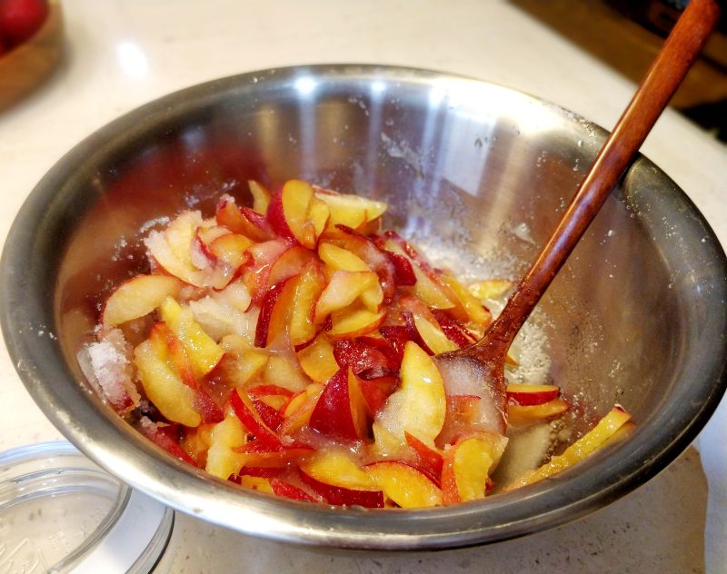 비율에 맞게 섞은 자두와 설탕을 잘 섞어주는사진