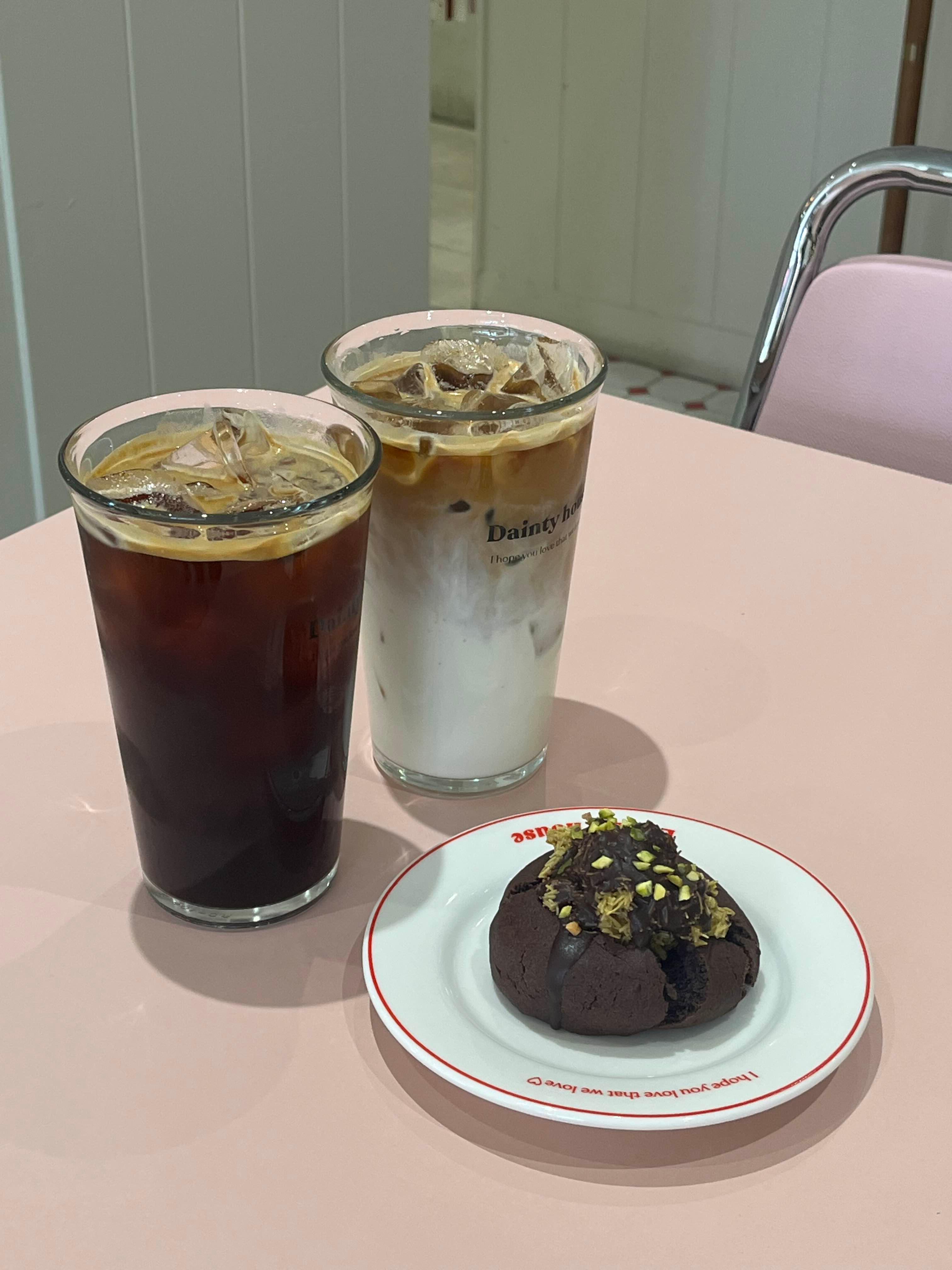 데인티하우스에서 주문한 진한 아메리카노와 부드럽고 고소한 데인티하우스 시그니처 라떼