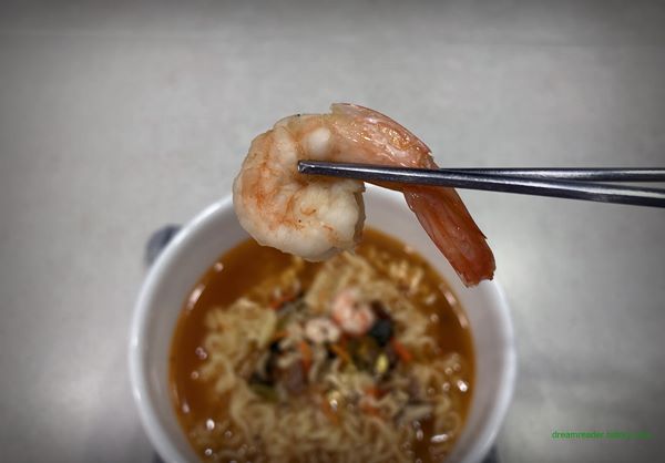 이마트 노브랜드 냉동 새우살(흰다리새우,꼬리 포함)(라면 부재료) 2023년 1~3월 라면 조리 후 새우