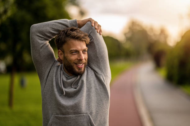 남자가 조깅하지 전에 스트레칭을 하고 있다.
