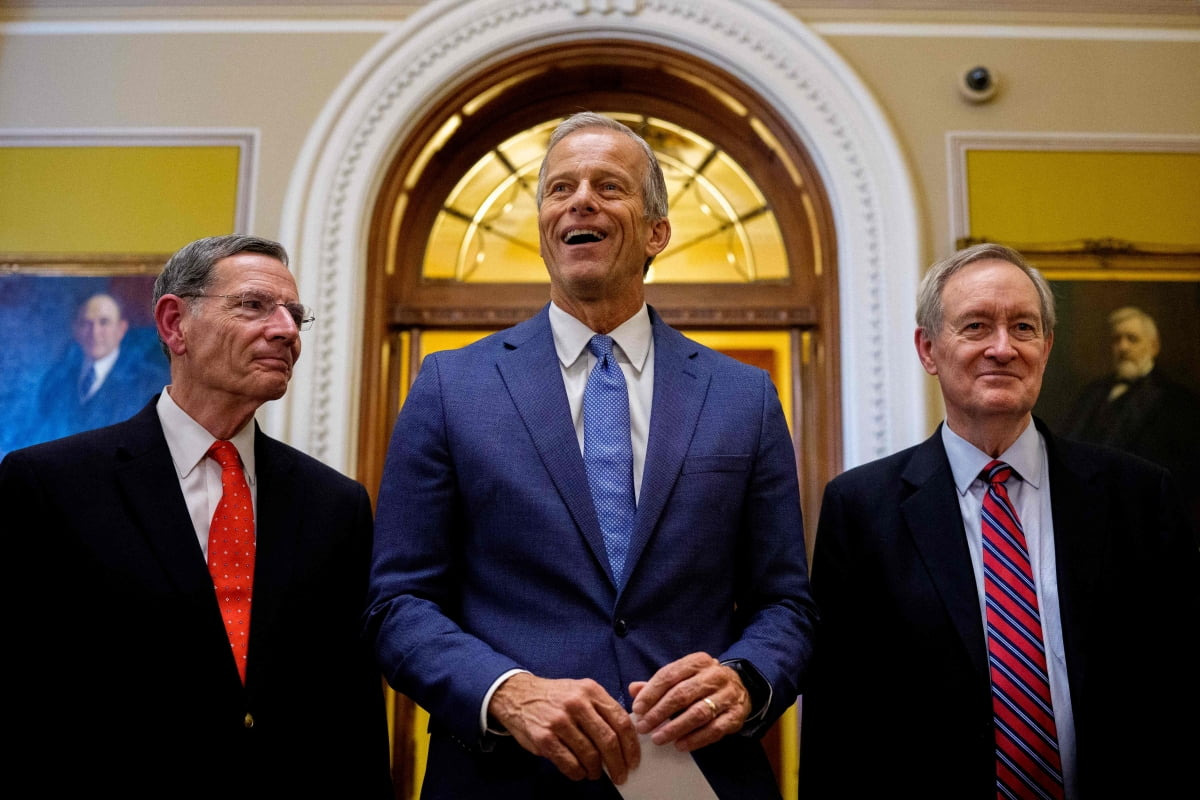 존 슌 미국 공화당 상원 원내대표(가운데)가 존 바라소 의원(와이오밍, 왼쪽)과 마이크 크레이포 의원(인디애나, 오른쪽)과 함께 1일(현지시간) 상원에서 트럼프 대통령의 '숙원'인 '크고 아름다운 하나의 법안(OBBBA)'이 통과된 후 의회의사당에서 기자들에게 관련 내용을 설명하고 있다.