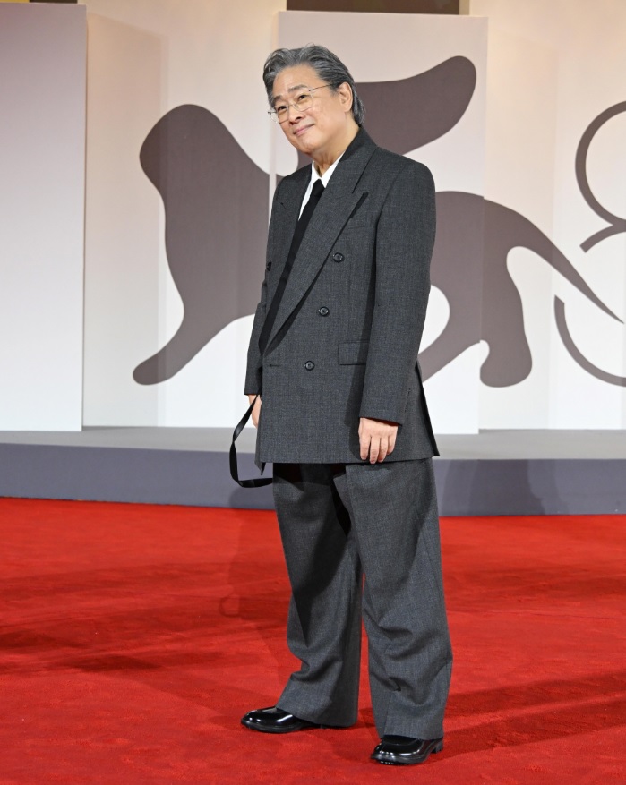 베니스 진출한 박찬욱 감독 신작 어쩔수가없다