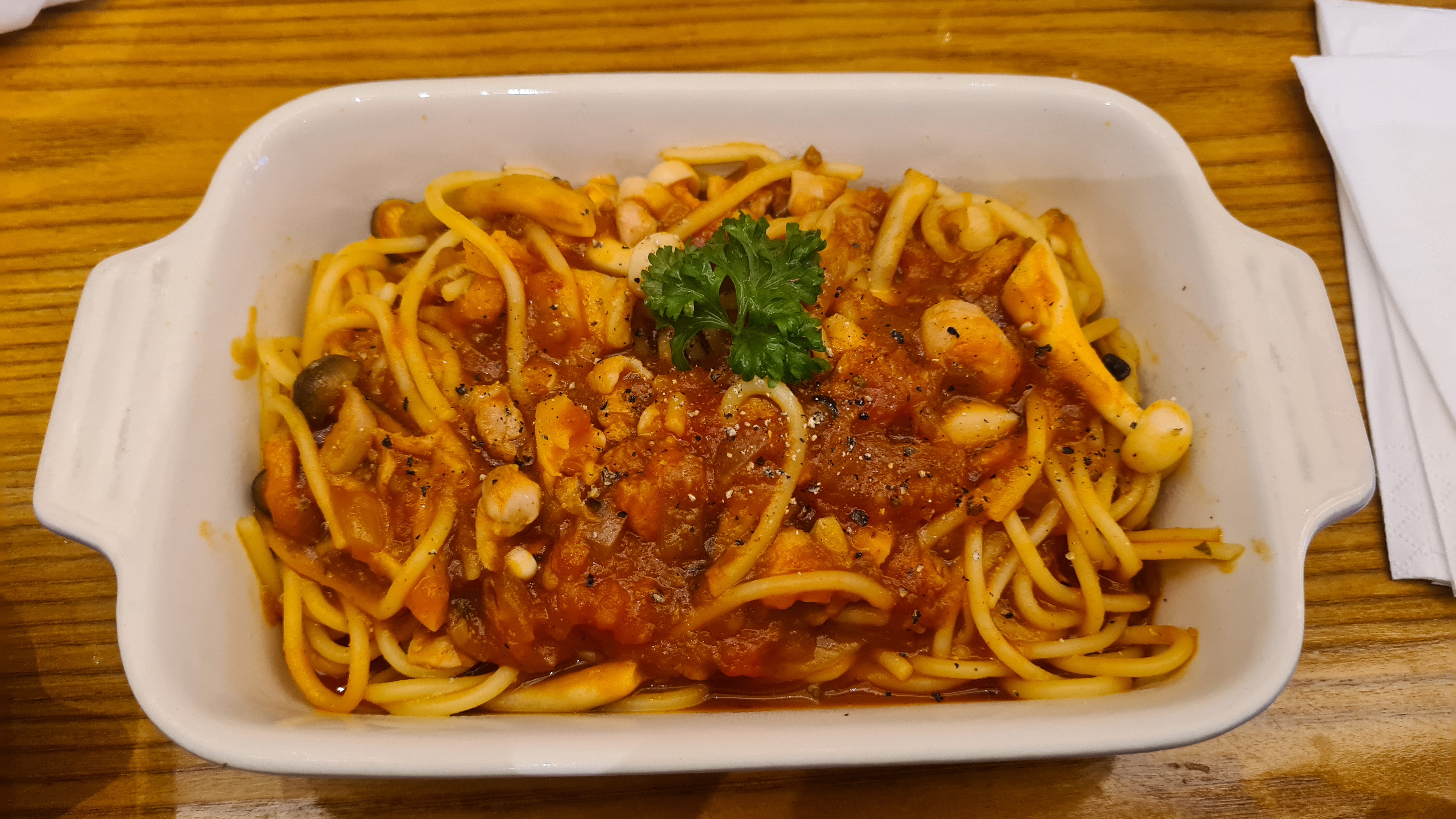 버섯과 후추가 잘 어울어진 토마토 스파게티