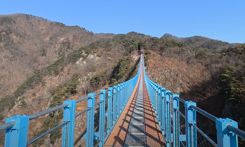 길이 200m&#44; 폭 1.5m&#44; 바닥고 100m&#44; 블록형 강철 바닥으로 안전하게 설계되어 있는 출렁다리가 안전하게 흔들흔들 출렁출렁 거립니다.