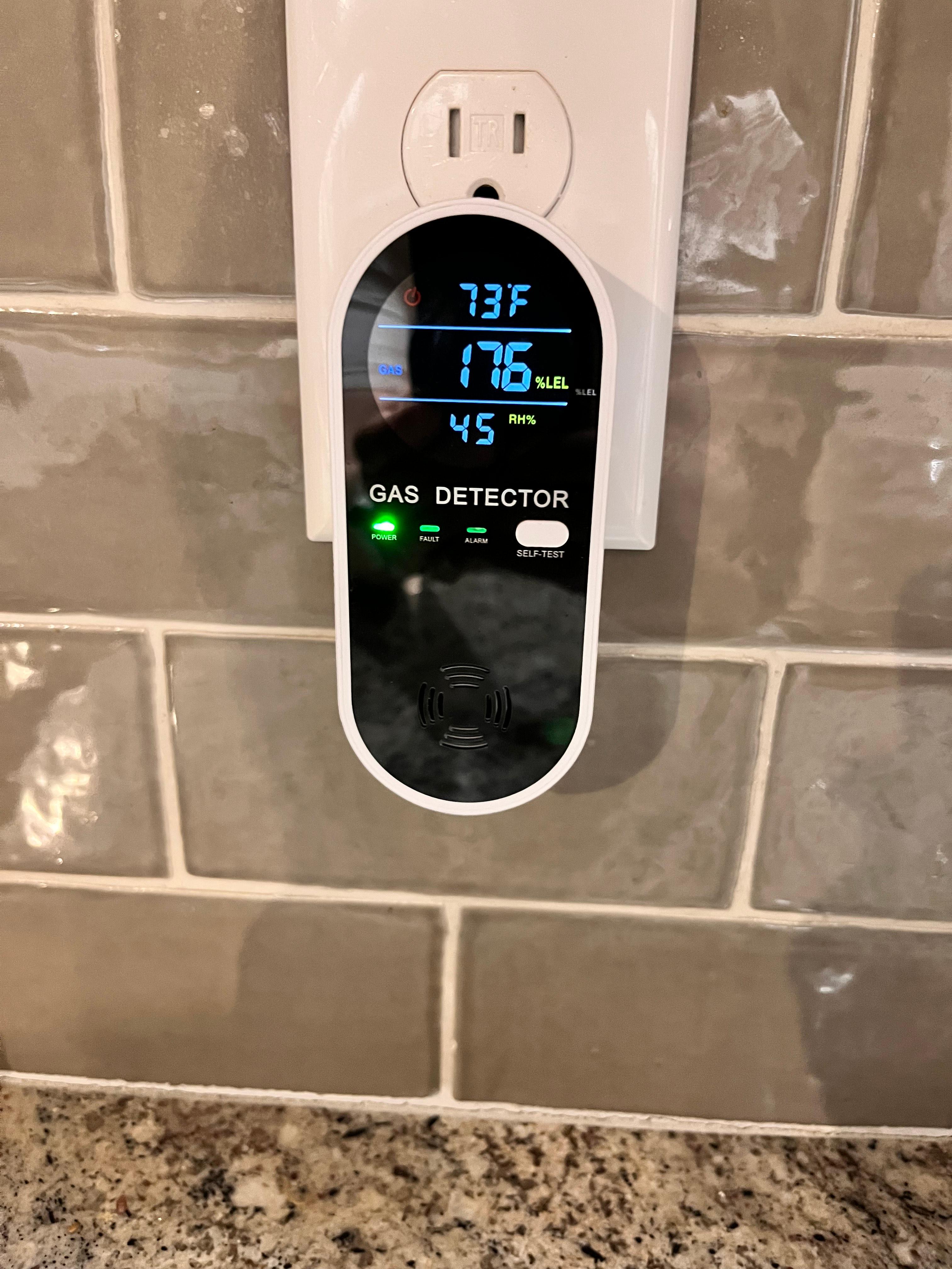 콘센트에 가스 누출 감지기가 꽂혀 있는 이미지