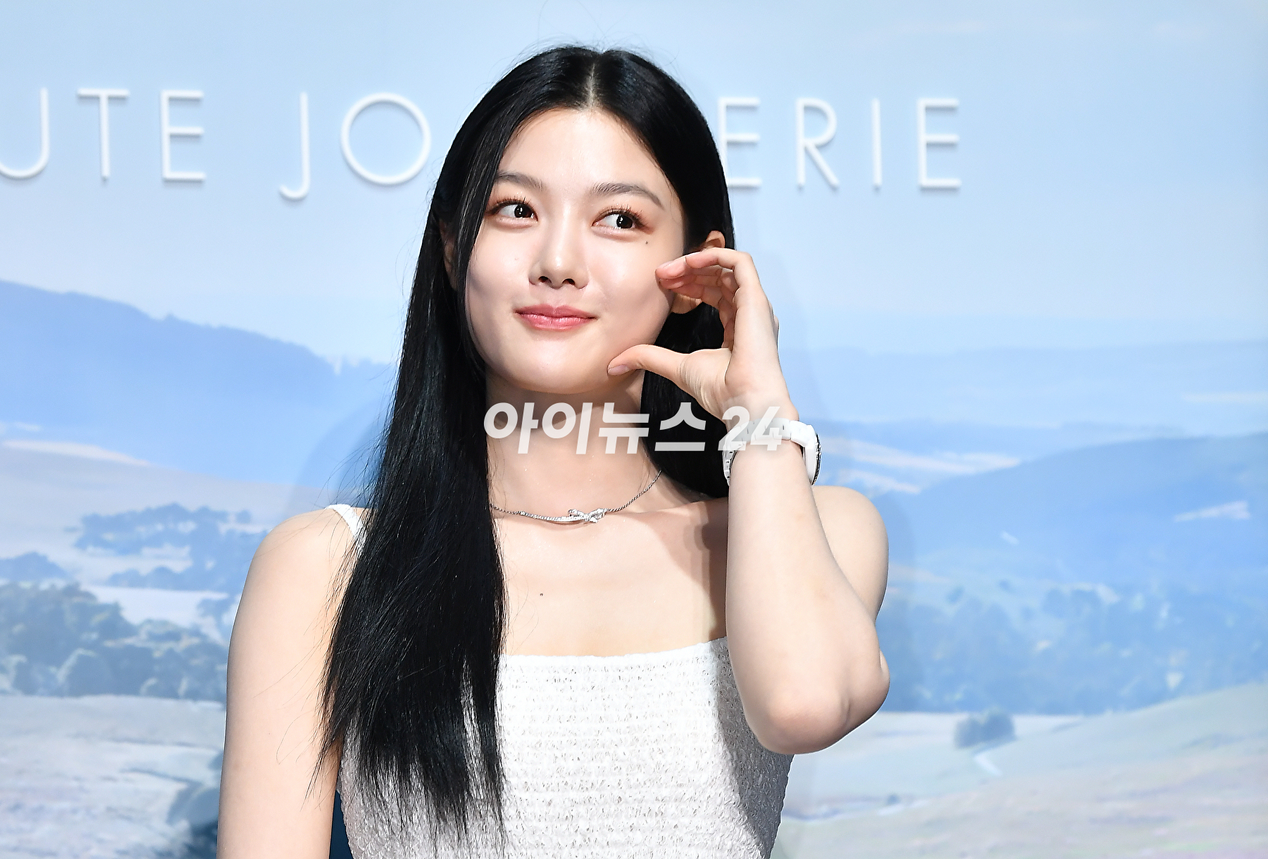 배우 김유정이 27일 오후 서울 광진구 파이팩토리 스튜디오에서 열린 트위드 샤넬 주얼리 행사에서 포토타임을 갖고 있다. [사진=곽영래 기자]