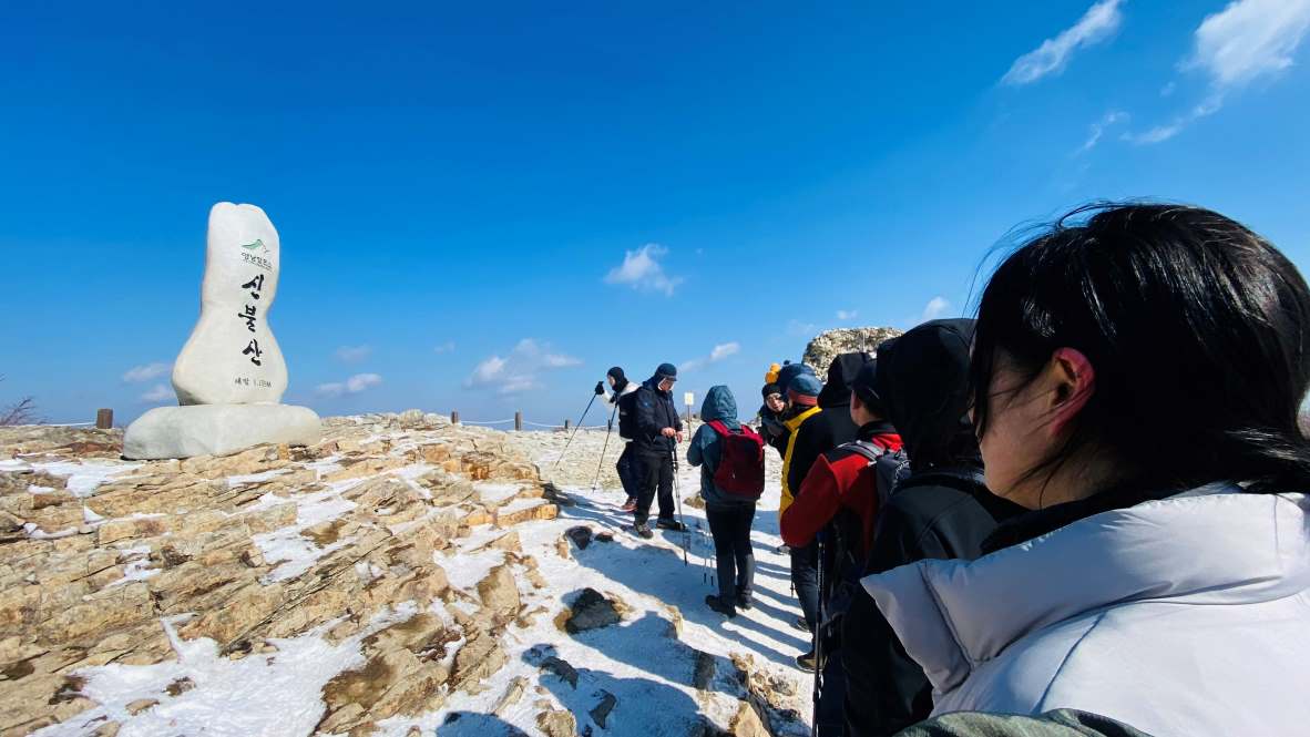 신불산 정상석 촬영을 위한 대기줄