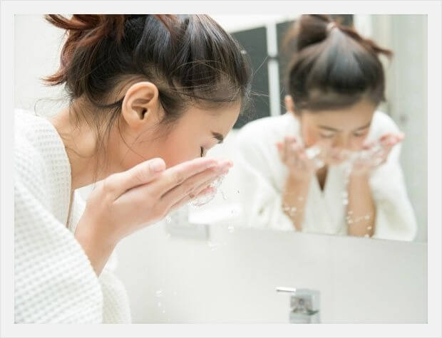 청소년 여드름 피지 제거 세안 방법 설명 이미지로 올바른 세안 순서와 약산성 세안제 사용법을 안내하는 스킨케어 정보 그래픽