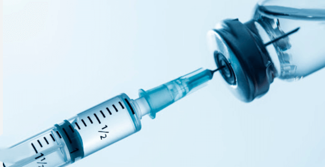 백신 주사기와 약병을 근접 촬영한 이미지