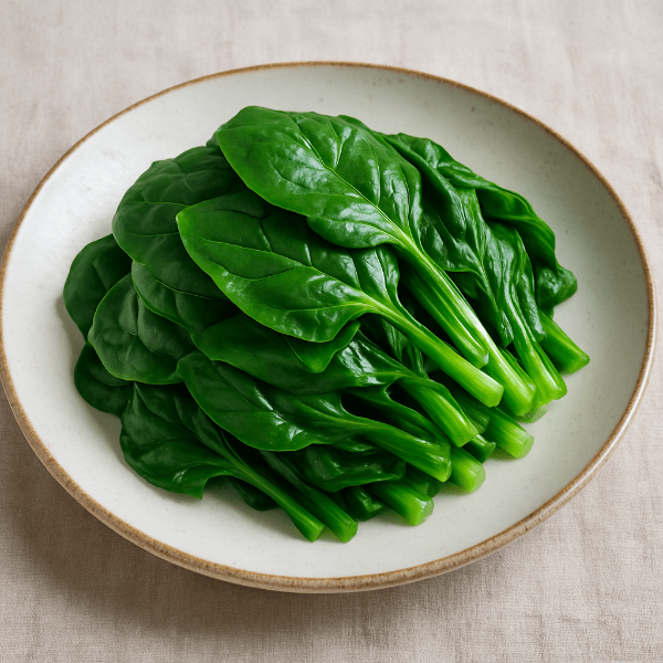시금치를 데쳐서 접시에 담은 장면