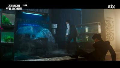 어항을 골프채로 깨고 있는 부회장 사진입니다.