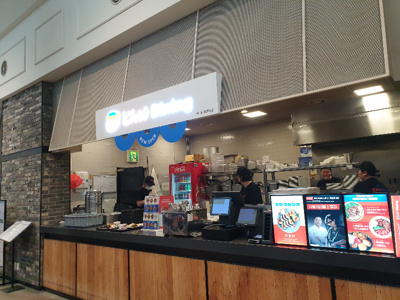 주황색과 파란색 그리고 그레이로 유쾌하게 풀어낸 포스터들