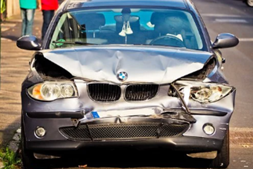교통 사고로 망가진 bmw 자동차 모습입니다.