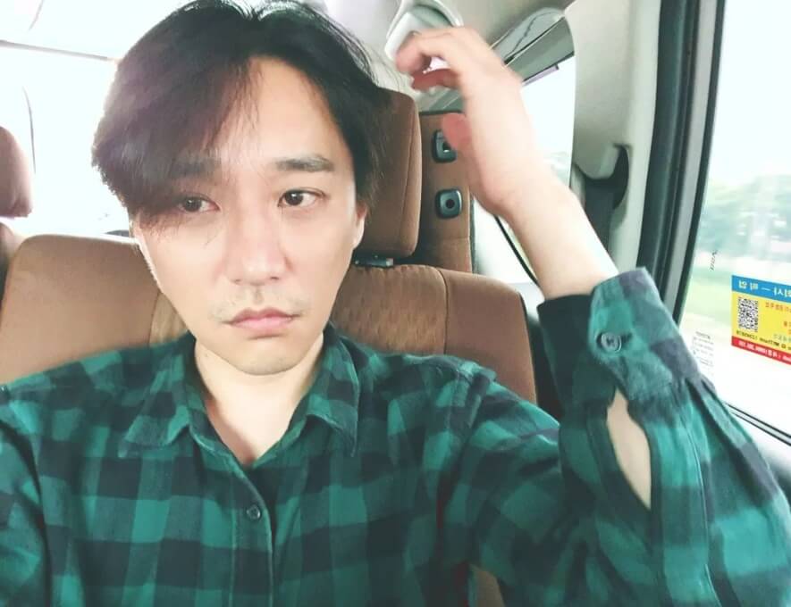 체크남방을입고있는-남성의모습
