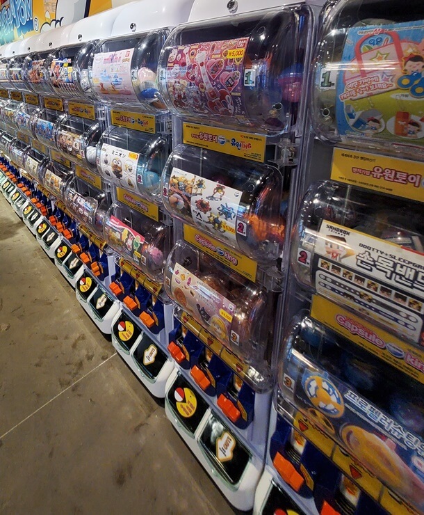 쭉 늘어선 캡슐토이 뽑기 기계