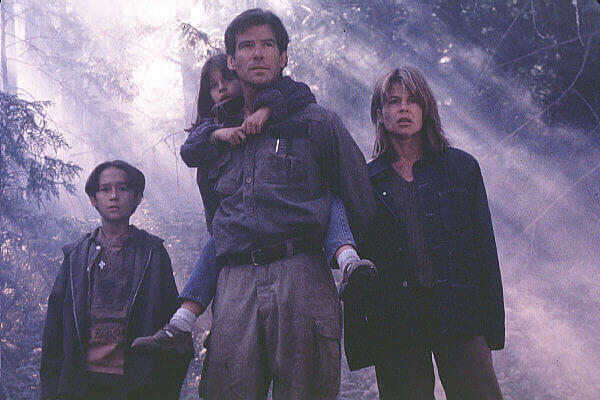 아이들을 구한 뒤 어딘가를 바라보는 해리와 레이첼