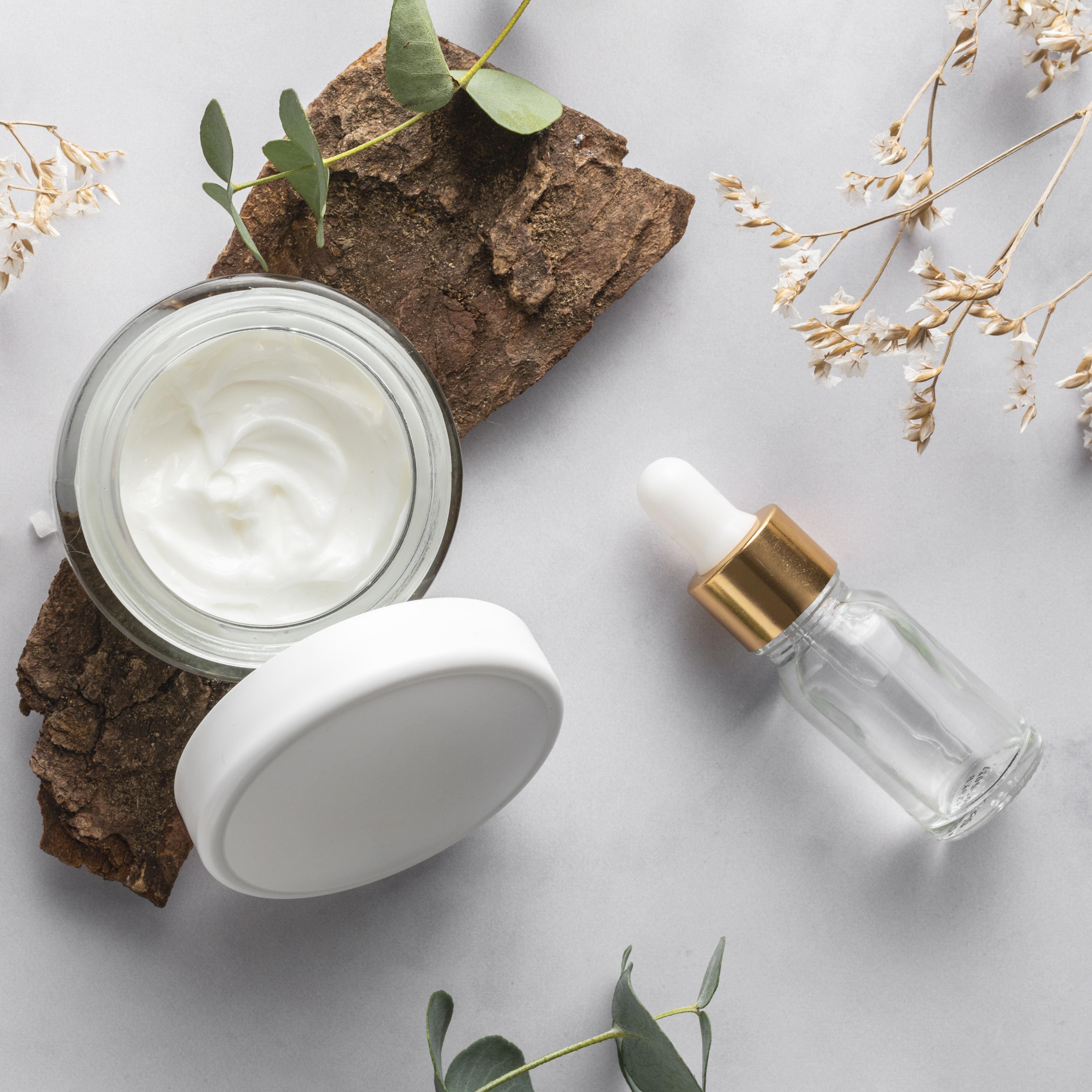 k-뷰티 화장품 하얀 배경에 나무토막위에 화장품이 있는 이미지