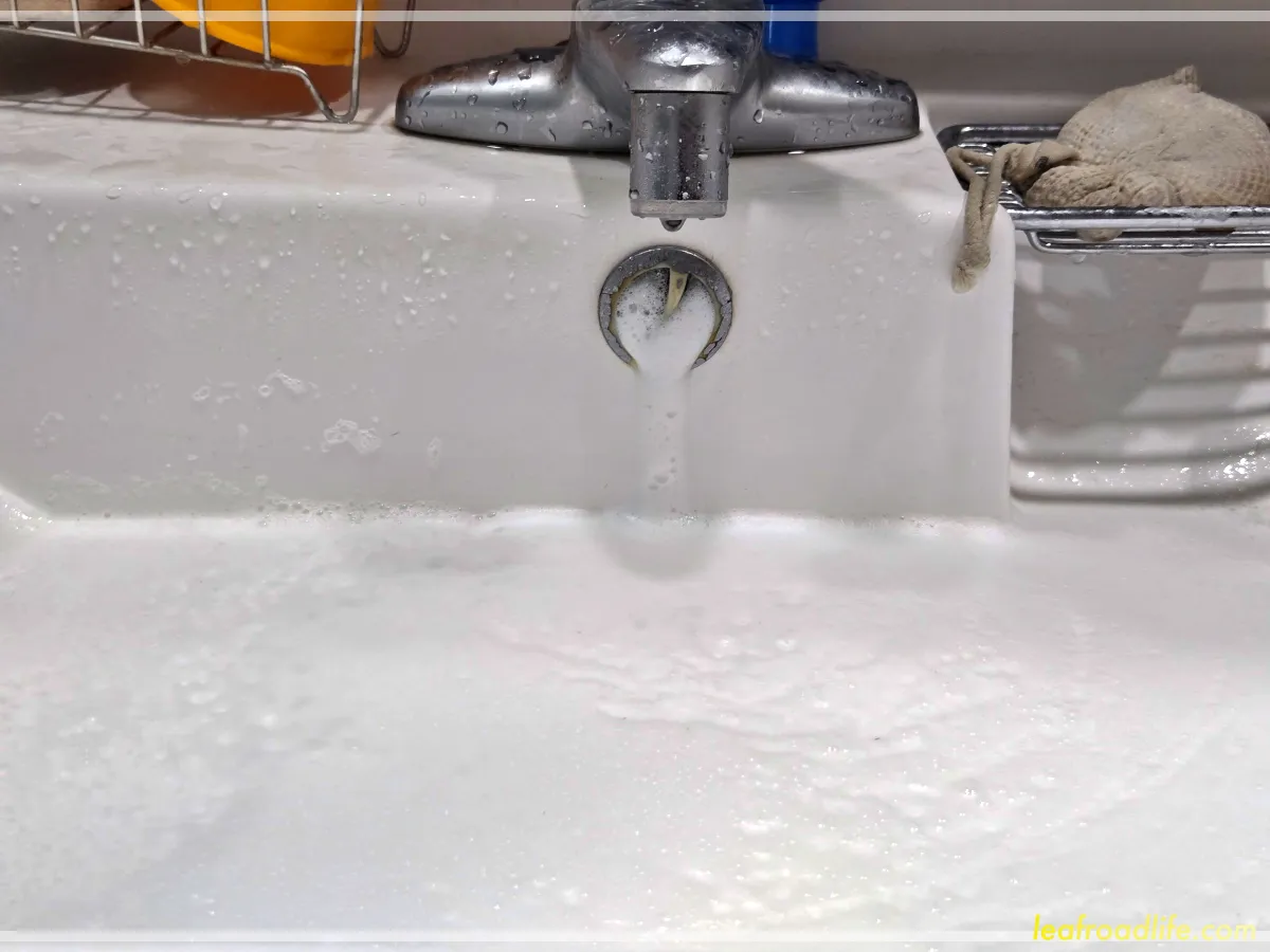 세면대-배수구-베이킹소다-구연산-과탄산소다-거품