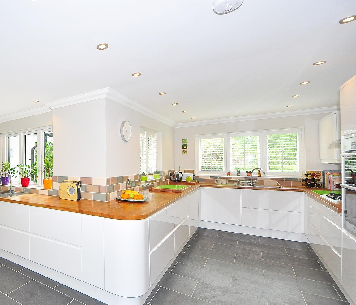 깔끔하고 정갈한 화이트와 옐로우의 주방 이미지 (요리하고픈 주방으로 표현)