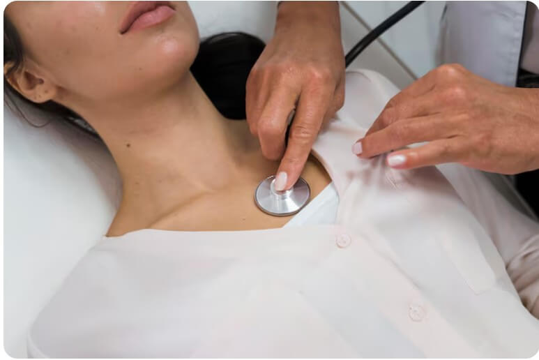 갑상선 이상 여부를 진료하는 의사와 환자