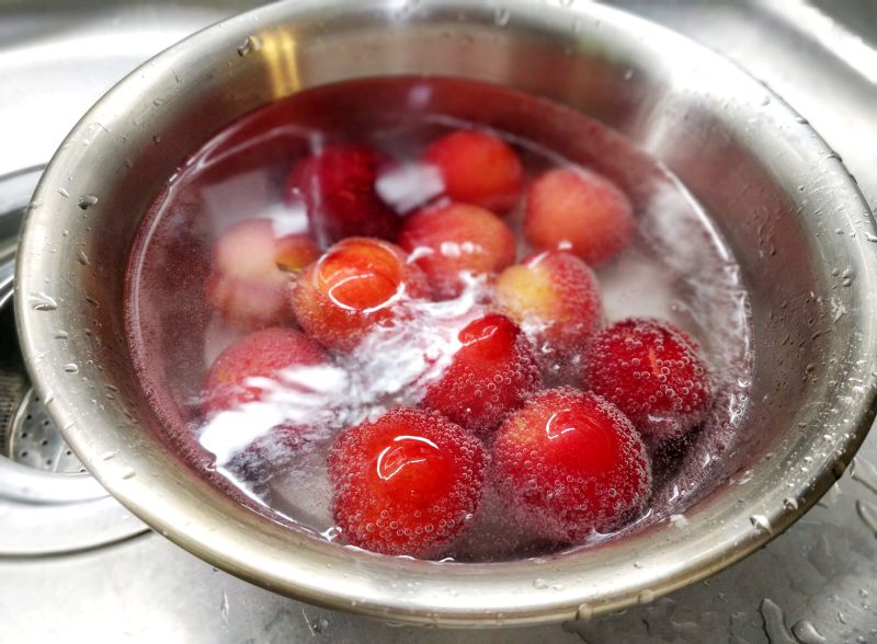 자두를 물에 행궈주는사진