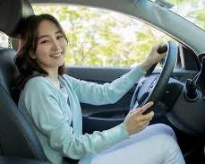 운전자가 운전석에서 시야를 확보하기 위해 시트와 쿠션을 조정하는 모습