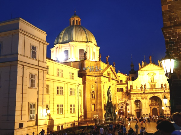 카를교_옆_광장