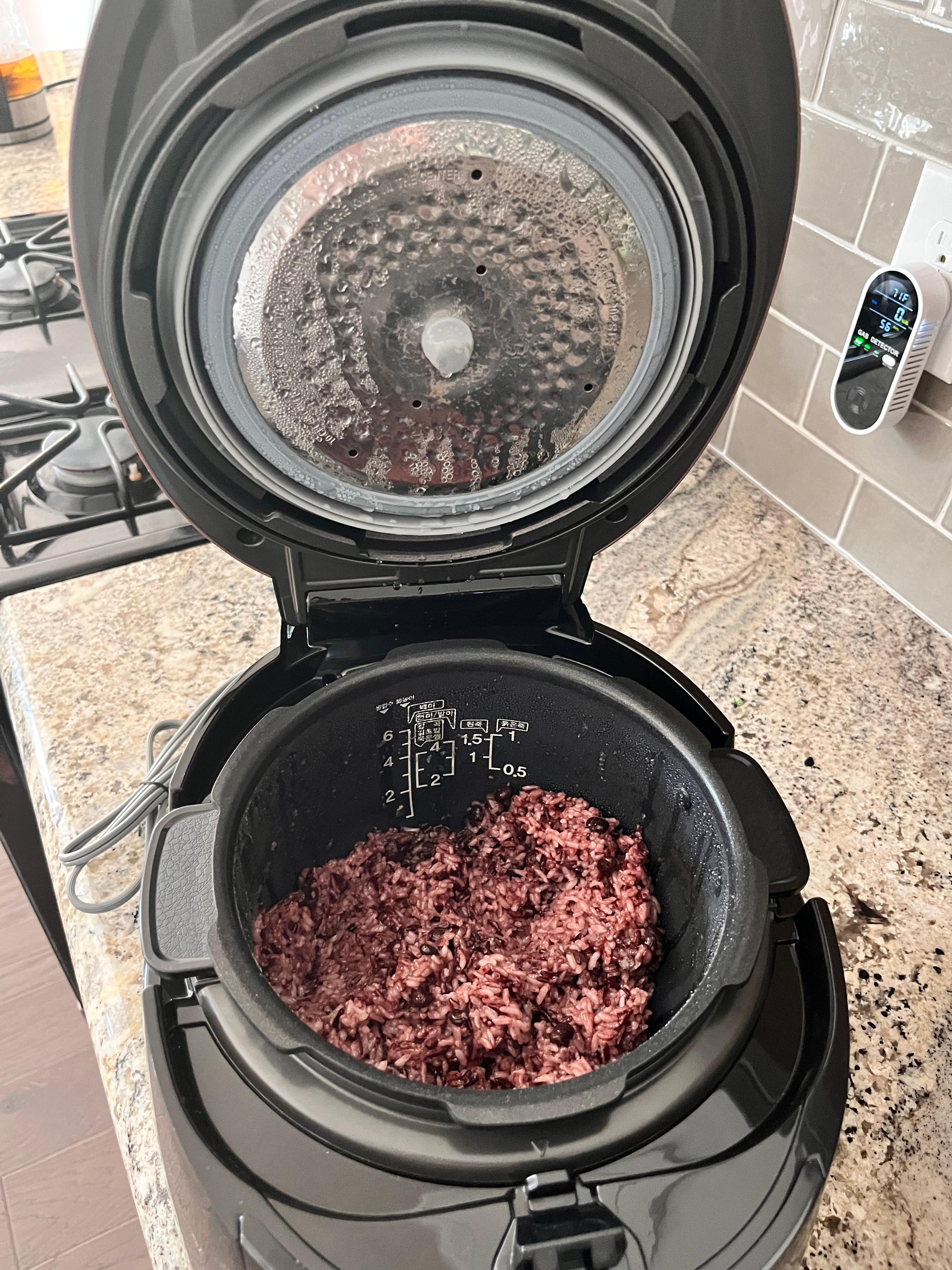 쿠쿠 압력 밥솥을 이용해서 잡곡밥을 한 이미지가 있고, 밥솥이 안에를 볼 수 있게 열려 있음