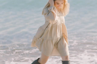 레인 부츠를 싣고 바다를 달리는 소녀